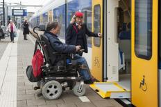 Rolstoel wordt de trein in geholpen