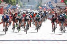 Beeld van de Vuelta 2020, wielrenners fietsen op de fotograaf af.