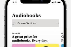 Close-up van een iPhone met daarop het startscherm van Apple Audiobooks