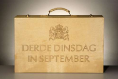 Koffer met daarop de tekst 'Derde sinsdag in september'