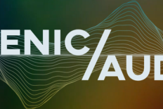 Logo Scenic Audio: de woorden 'Scenic' en 'Audio', gescheiden door een 'slash'. Op de achtergrond een audiowaveform, gevormd als twee bergen op een lijn, eentje boven, eentje onder. Dat alles tegen een achtergrond van kleuren. 