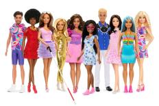 Tien Barbiepoppen in alle vormen en maten naast elkaar. de derde Barbie van links heeft een witte stok vast.