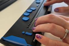 Handen op een brailleleesregel