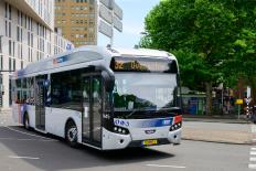 Stadsbus in een stedelijke omgeving