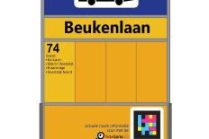 Haltebord van lijn 74. op het bord staat 'Beukenlaan', het lijnnummer, de afbeelding van een bus en een Navilens QR code