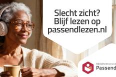 Een vrouw, links in beeld, met een koptelefoon over haar bos grijze krullen staart door een raam naar buiten. Ze glimlacht en in haar hand houdt ze een kopje vast. Rechts in beeld de tekst: Slecht zicht? Blijf lezen op passendlezen.nl. Daaronder het logo van Passend Lezen.