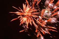 uit elkaar spattend vuurwerk tegen een zwarte lucht