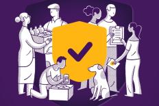 Tegen een paarse achtergrond: in pentekening zes mensen en een hond die elkaar een met levensmiddelen gevulde doos overhandigen, een doos vullen of een lijst lijken te checken. In hun midden in geel een schild, met daarop een paars vinkje; het logo van 'Denk vooruit.'. 